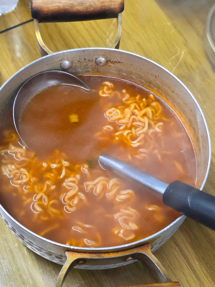 신쭈꾸미 양념에 볶아 치즈를 올린 치즈볶음밥
