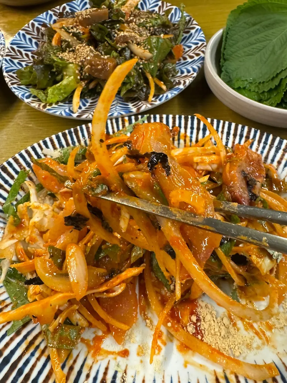 콩가루막회와 깻잎