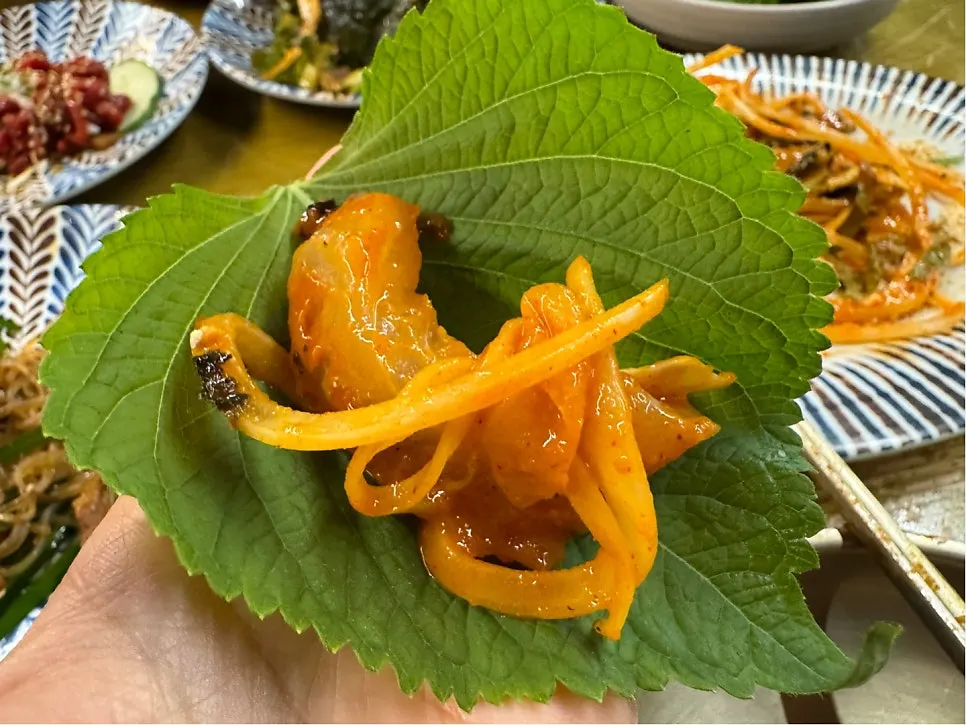첫 상 전체가 깔린 테이블
