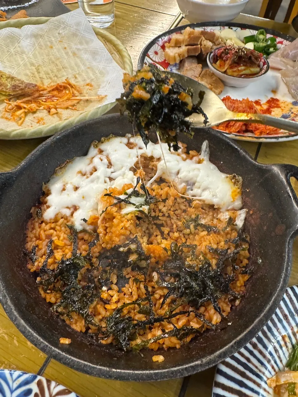 김과 치즈를 올린 볶음밥