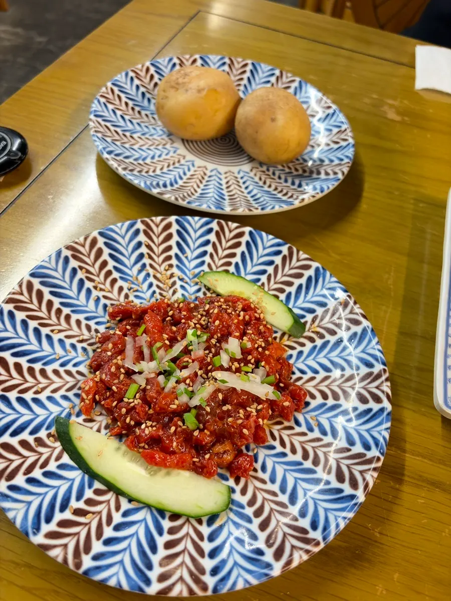 밑반찬으로 나온 감자와 잡채