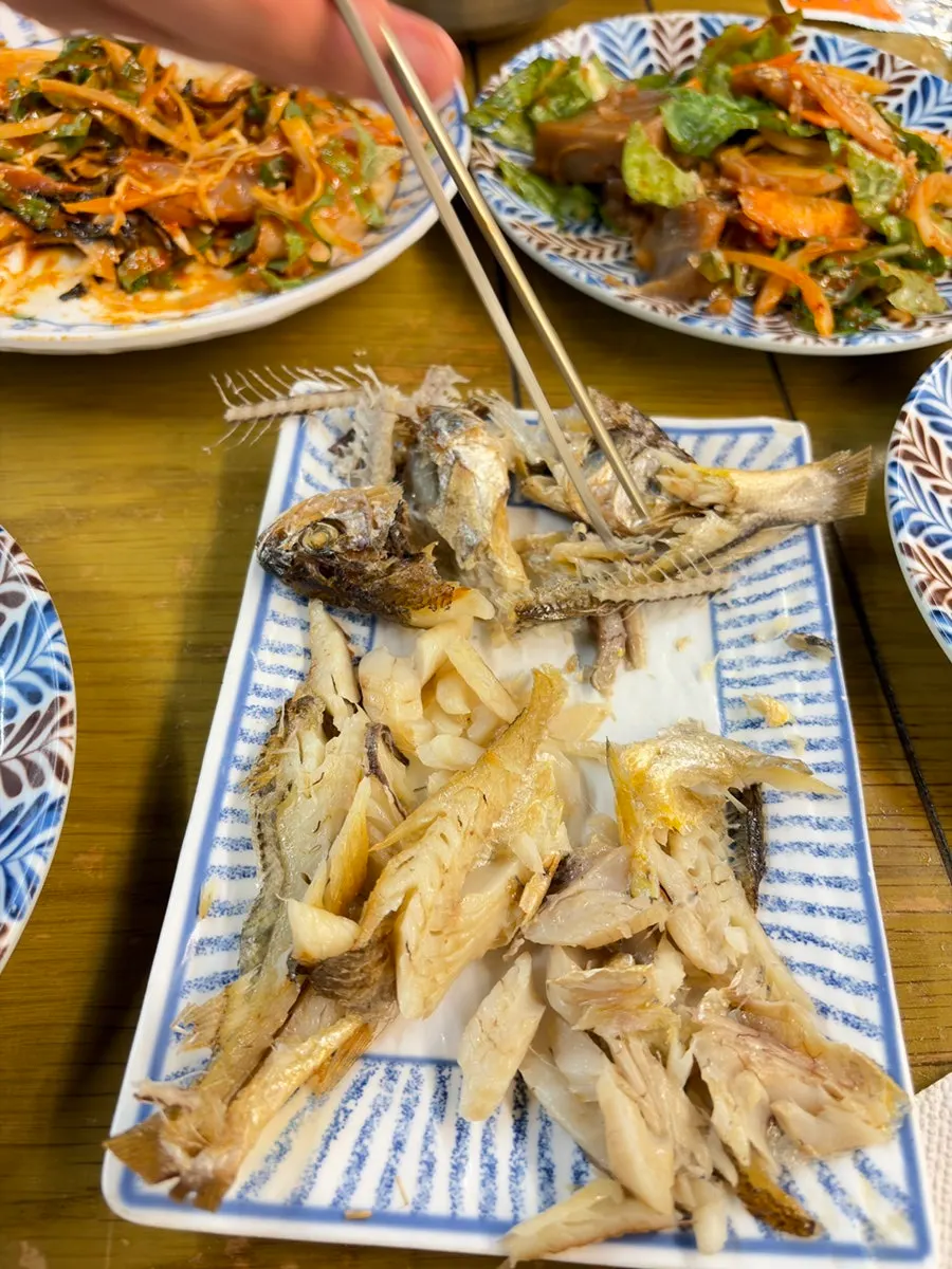 굴비와 반찬이 놓인 테이블