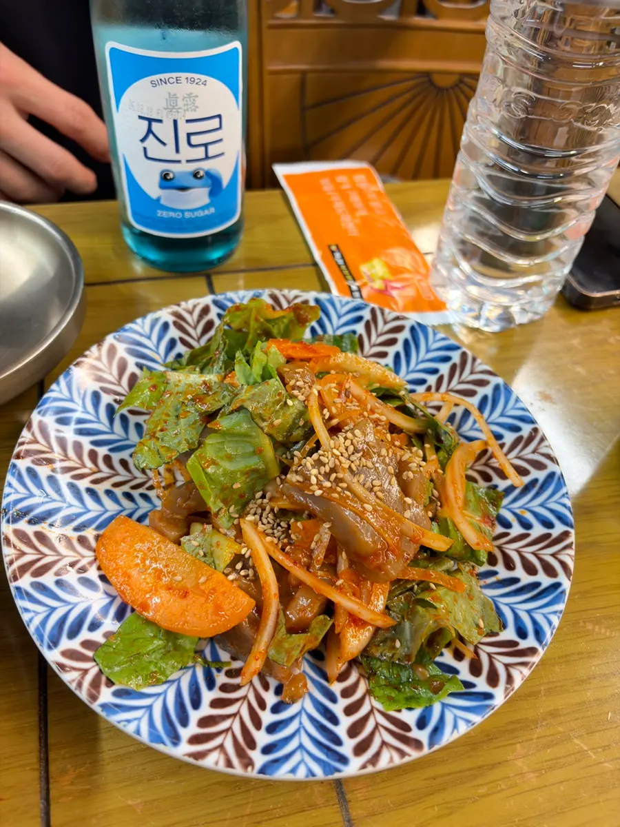 큼직한 묵과 야채를 넣은 도토리묵 무침