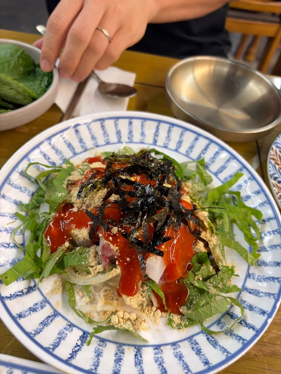 두툼한 회에 콩가루를 묻힌 콩가루 막회