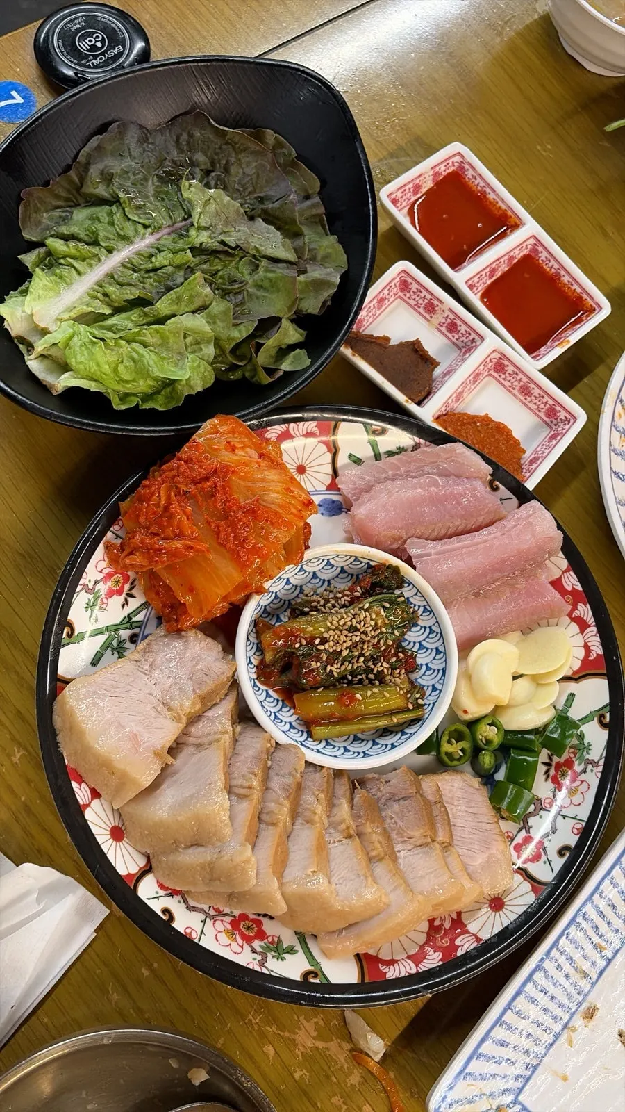 두툼한 고기와 묵은지로 구성된 삼합보쌈