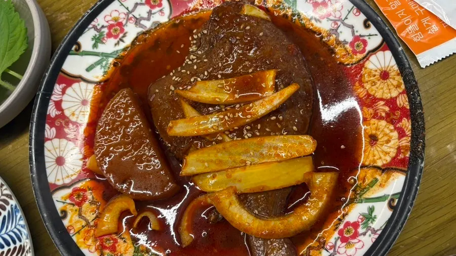 육전이 놓인 테이블