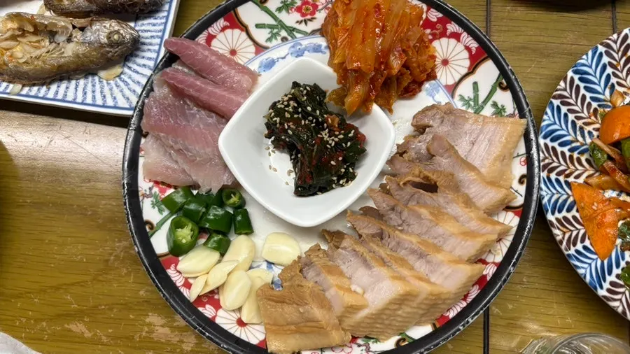 한상 가득 채워진 저녁 식사