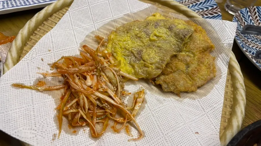 식사 마무리로 나온 과일 접시