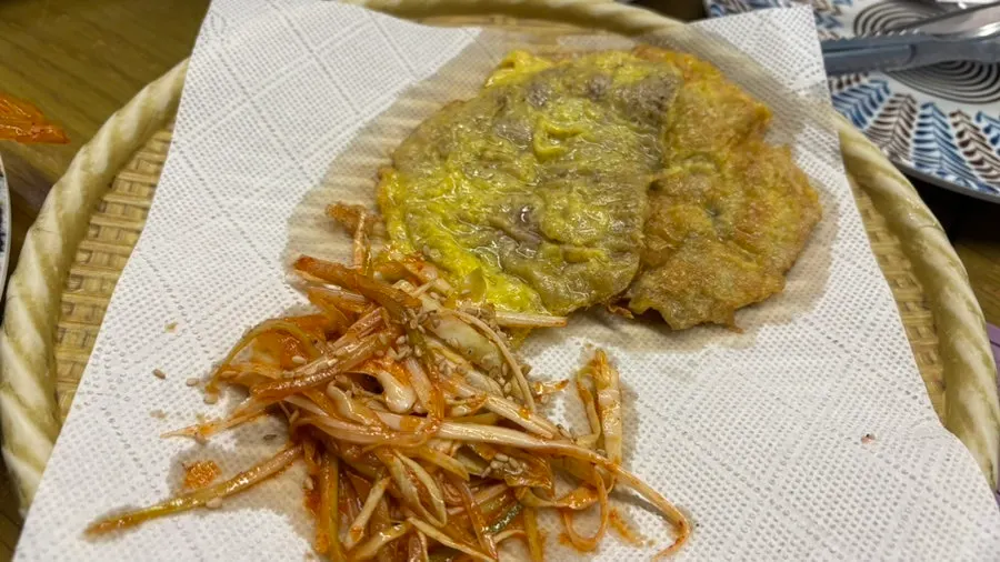 여러 종류가 올라간 후식 과일