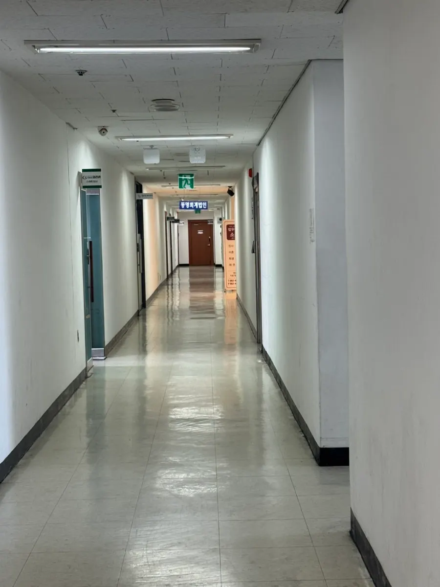 샌픽스로 가는 7층 복도 방향 안내