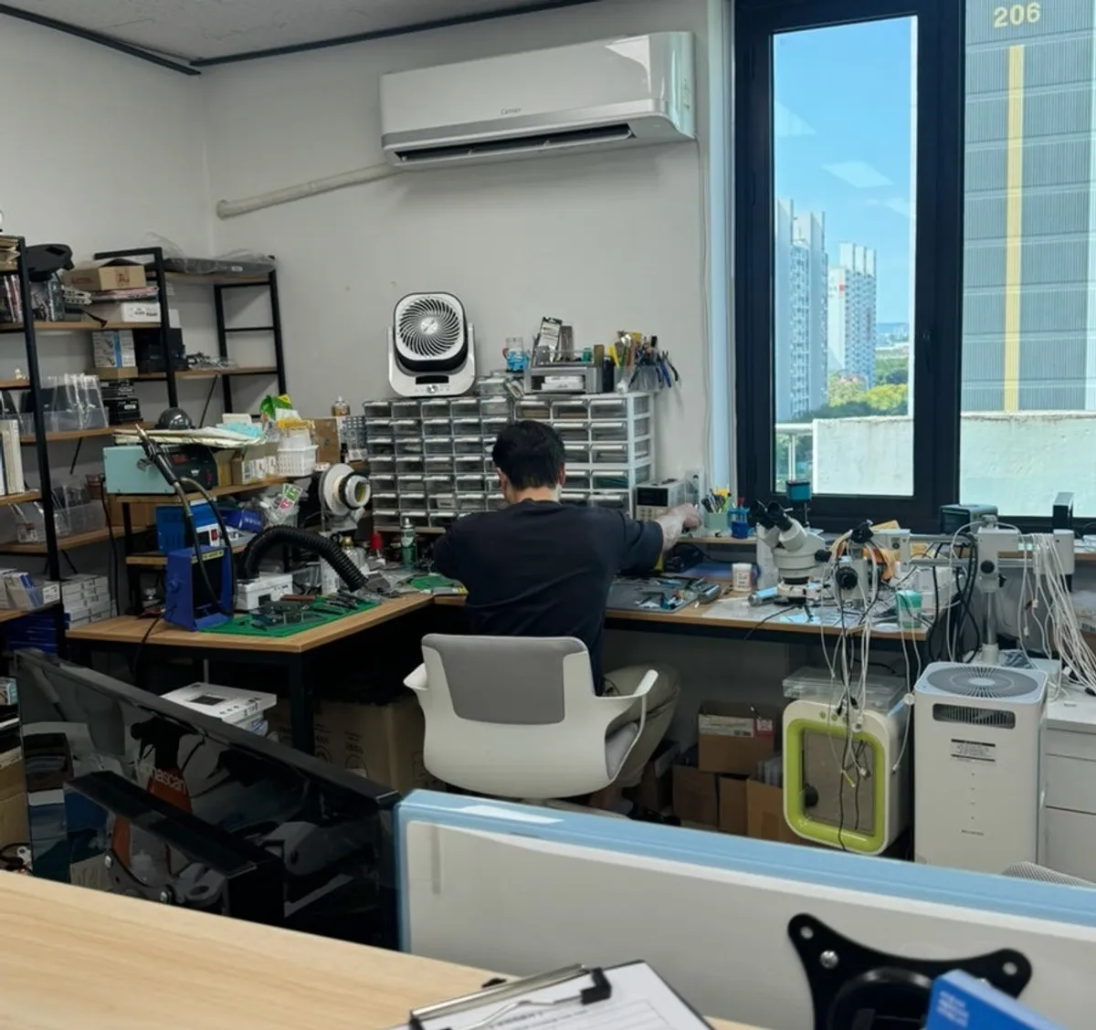 샌픽스에서 진행 중인 아이폰 배터리 교체 작업