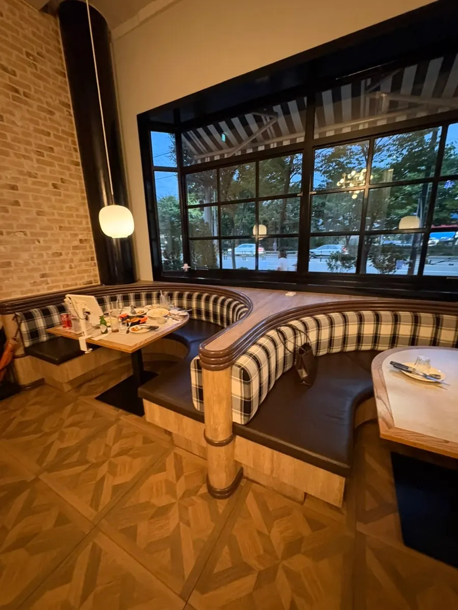 Group seating area at Bueokgan Sangmu Branch