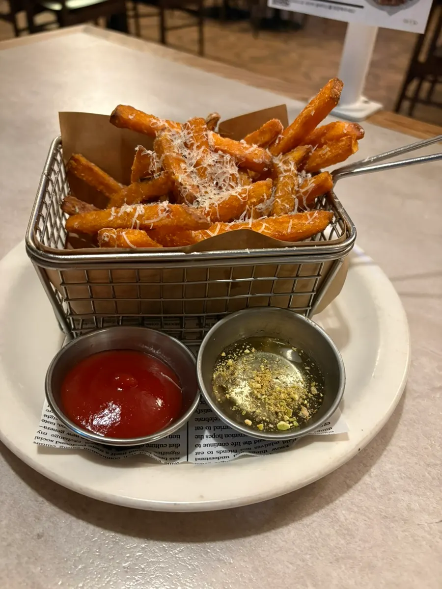 The first dish served, a plate of sweet potato fries
