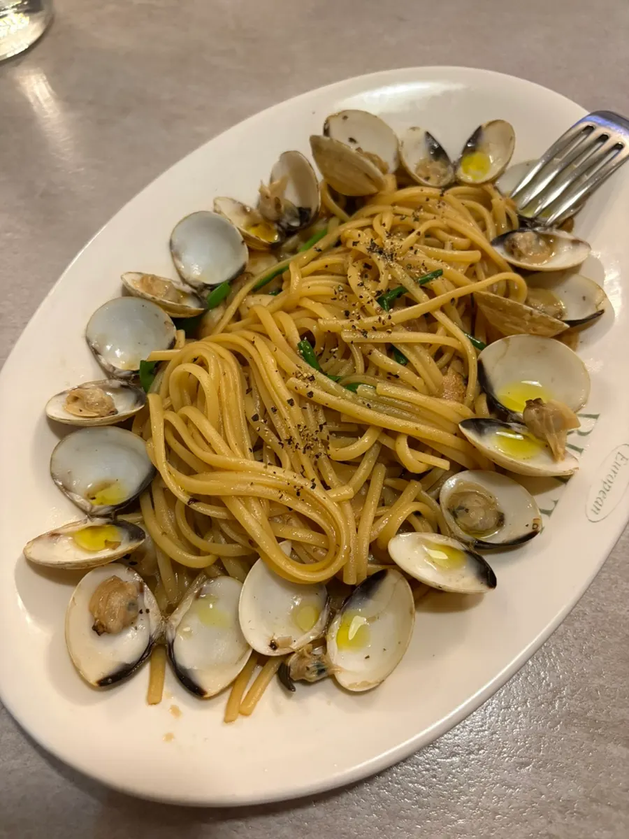 Clam pasta and kongpao chicken pilaf served together