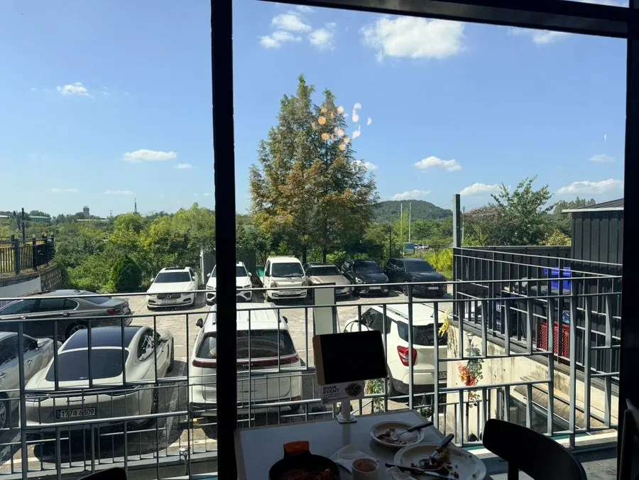 Store parking lot at Bueokgan Sangmu Branch