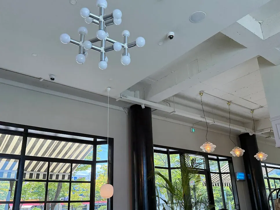 Photo-friendly interior space at Bueokgan Sangmu Branch
