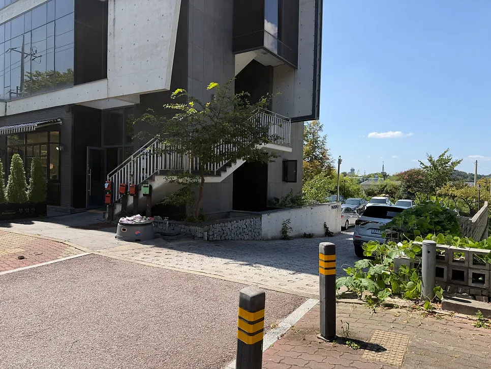 Entrance to Bueokgan Sangmu Branch's dedicated parking lot