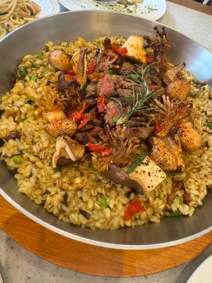Hanwoo mushroom paella