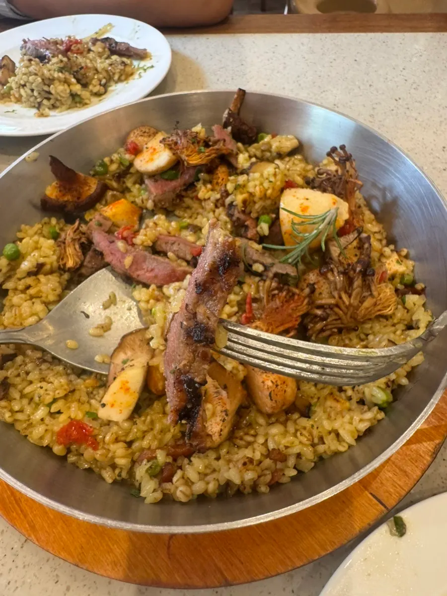 Hanwoo beef and grilled mushroom paella