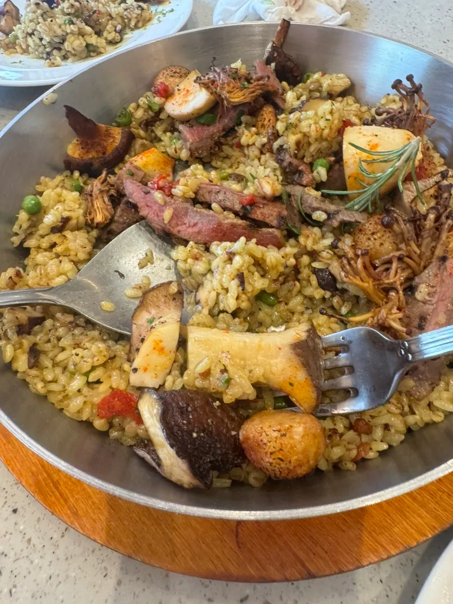 Hanwoo paella with meat and mushrooms