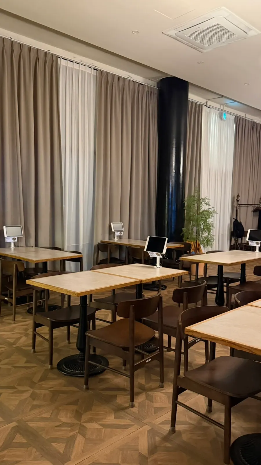 Terrace table at Bueokgan Sangmu Branch