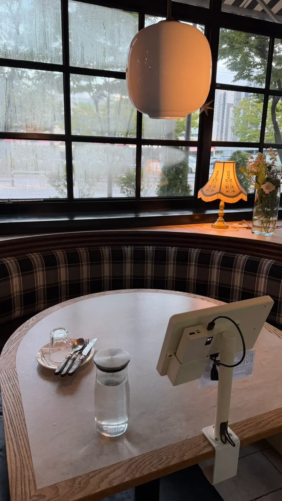 Indoor tables at Bueokgan Sangmu Branch
