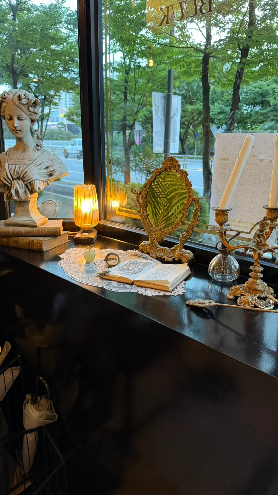 Interior decor at Bueokgan Sangmu Branch