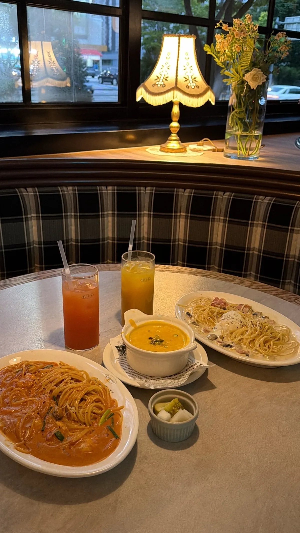 Main dishes at Bueokgan Sangmu Branch