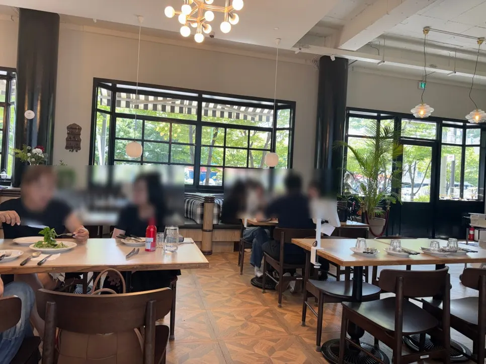 Interior hall view of Bueokgan Sangmu Branch