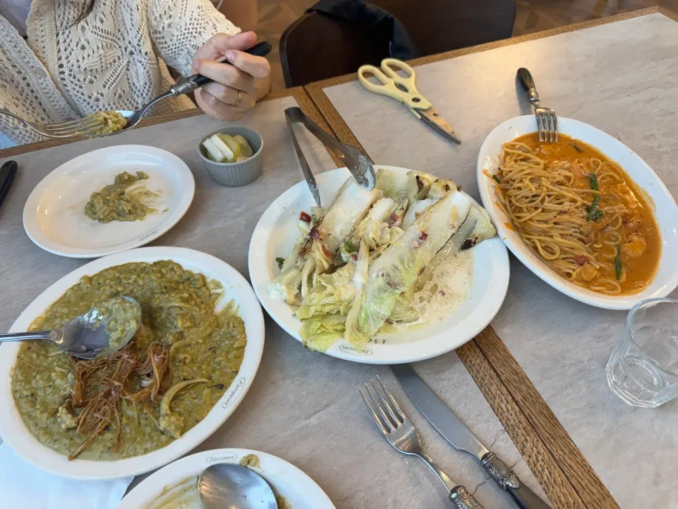 Table set with the dishes ordered at Bueokgan Sangmu Branch