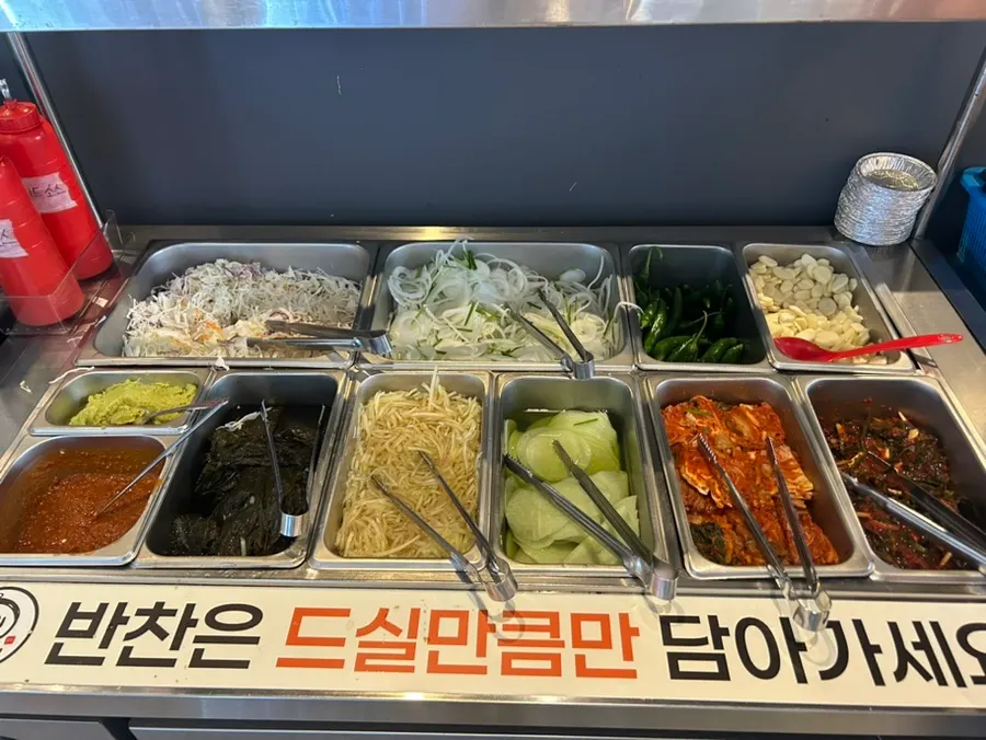 备长炭与餐具已备好的用餐空间