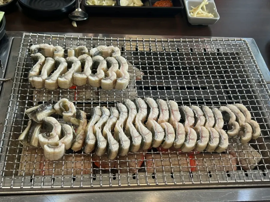 店员协助烤制的鳗鱼