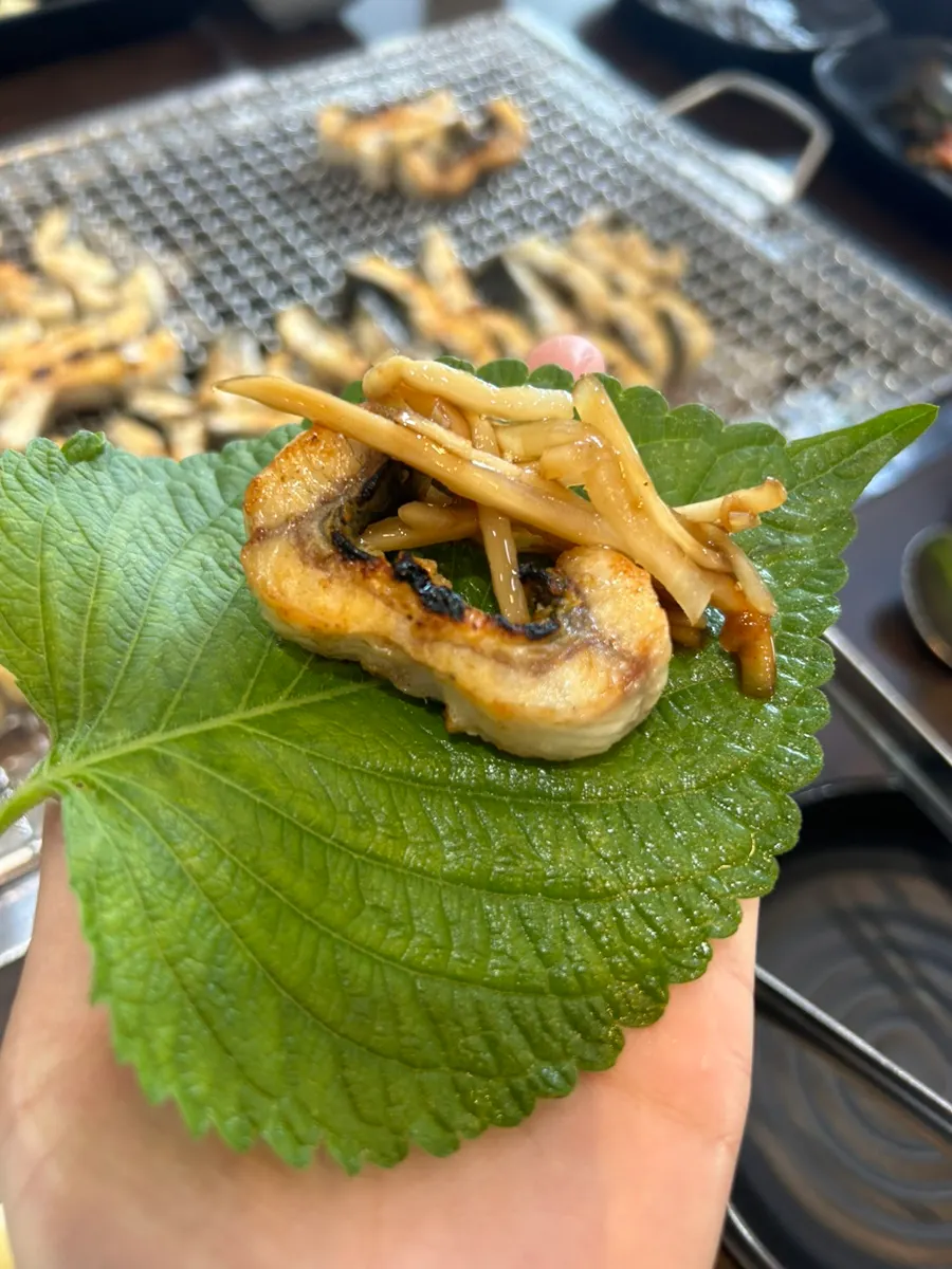 搭配生姜、泡菜和蔬菜的鳗鱼