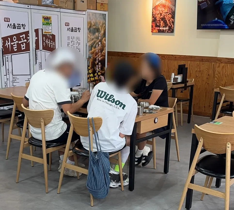 넓고 쾌적한 곱창집 홀 좌석