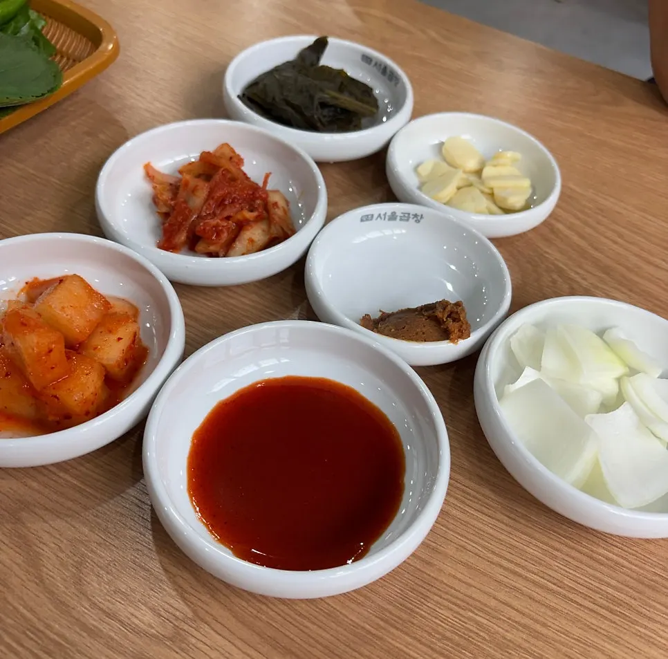 깍두기와 김치 등 기본 밑반찬 한 상