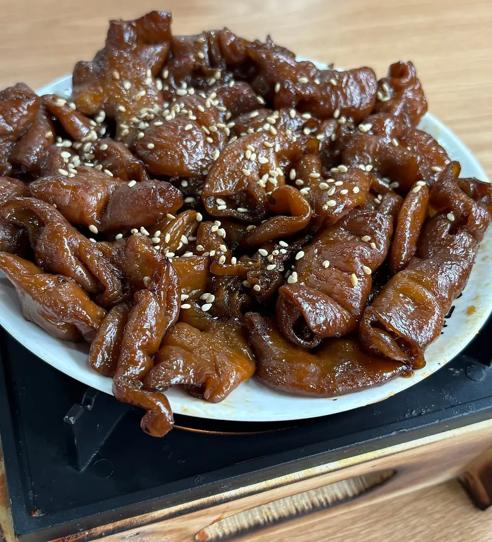 화로 위에 올려진 곱창구이 한 접시