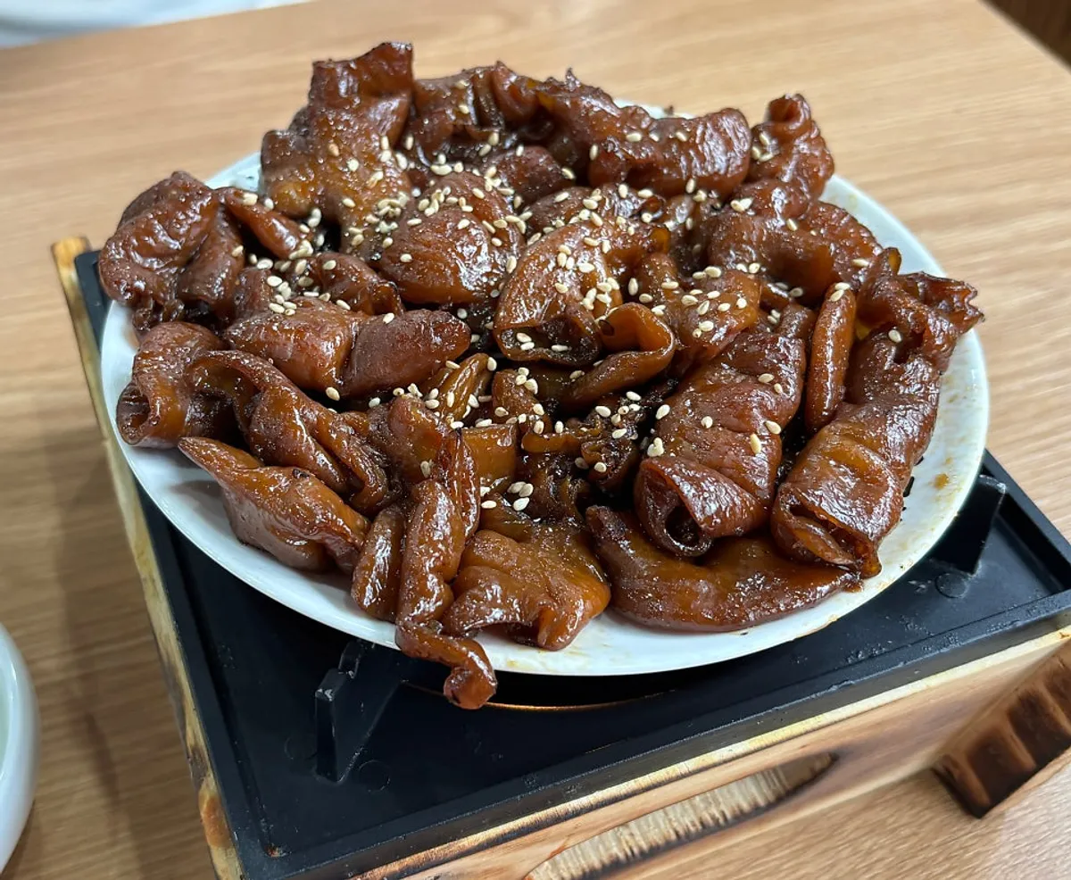먹기 좋은 크기로 잘린 노릇한 곱창구이