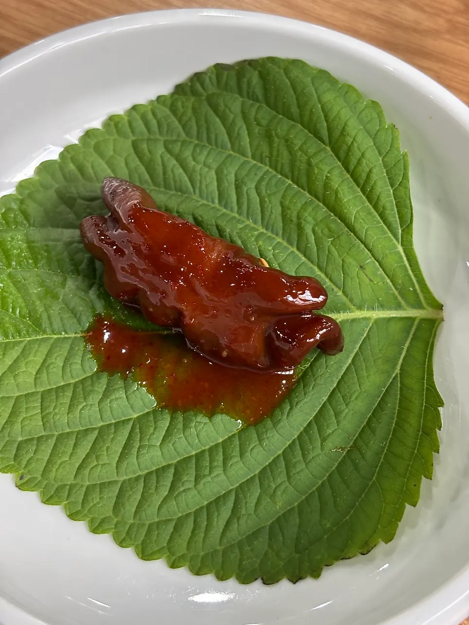 소스에 찍은 곱창구이 한 점