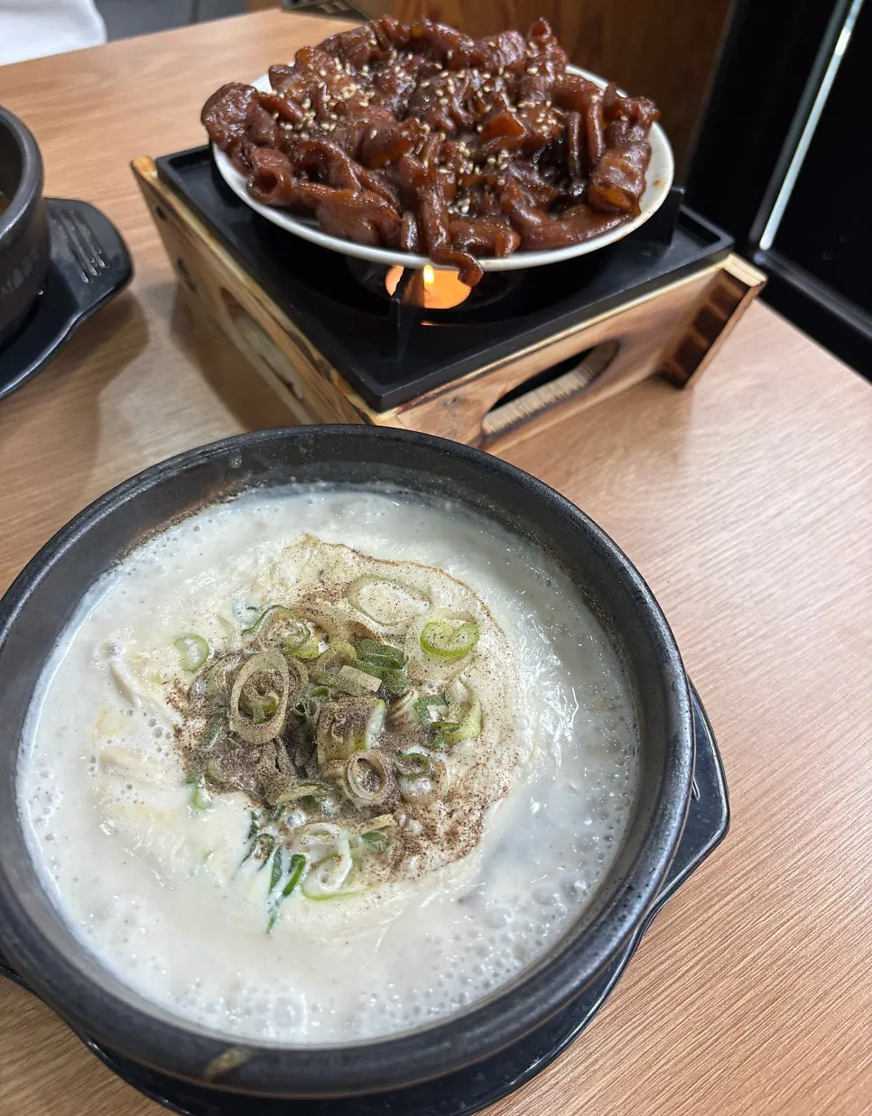 크림순대국밥 국물과 건더기 클로즈업