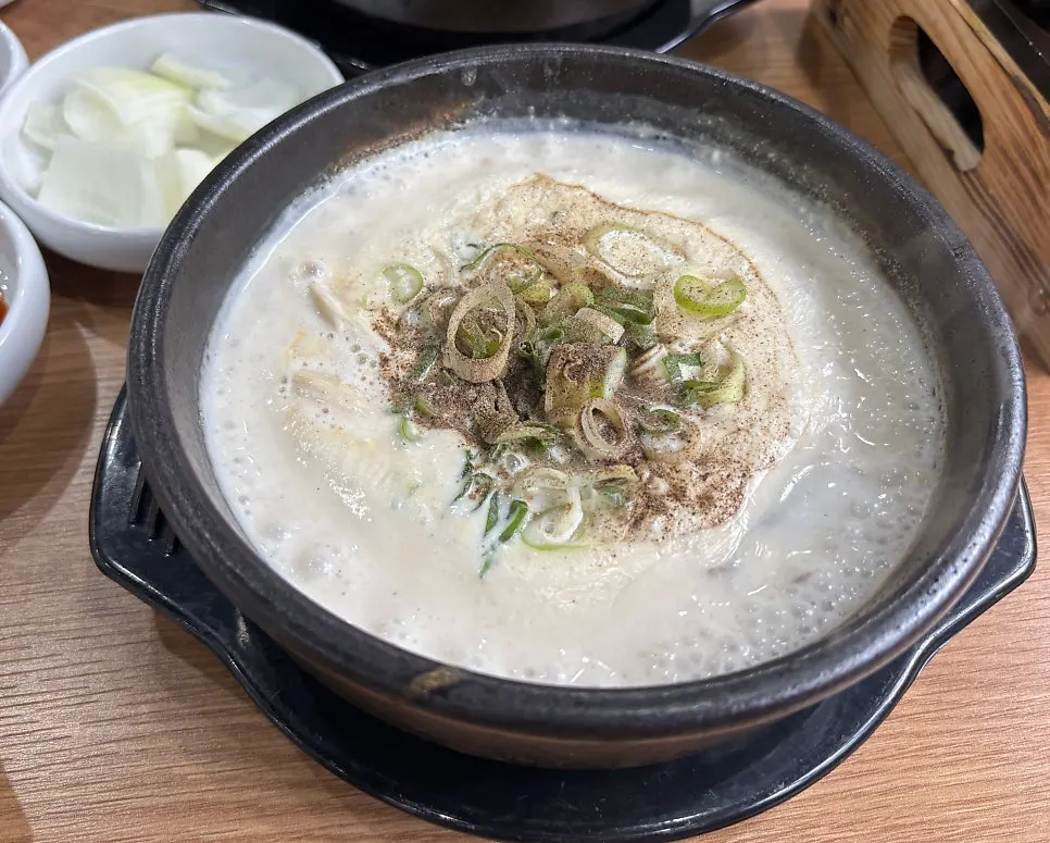 곱창구이와 함께 놓인 크림순대국밥 상차림