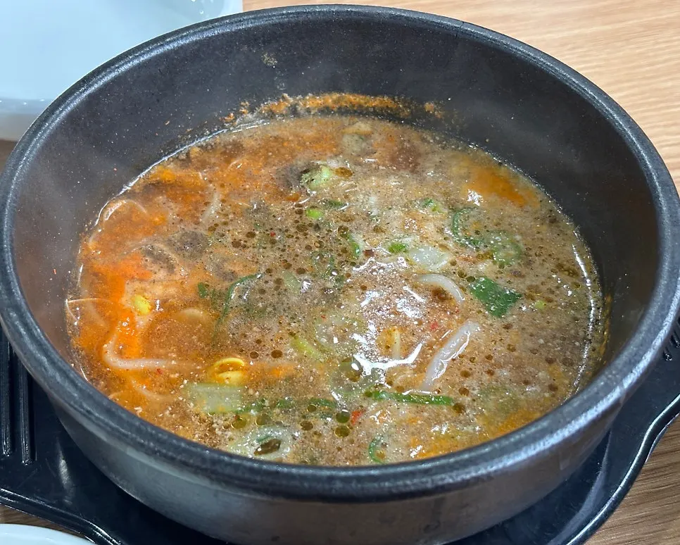 곱창구이와 국밥을 함께 차린 저녁 한 상