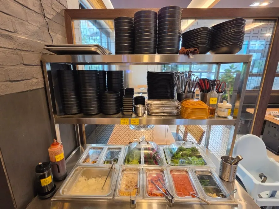Self-service bar for vegetables and side dishes