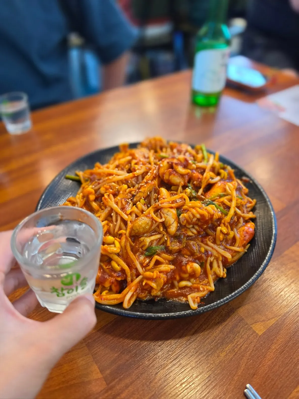 알곤이찜과 함께 놓인 소주 한 병