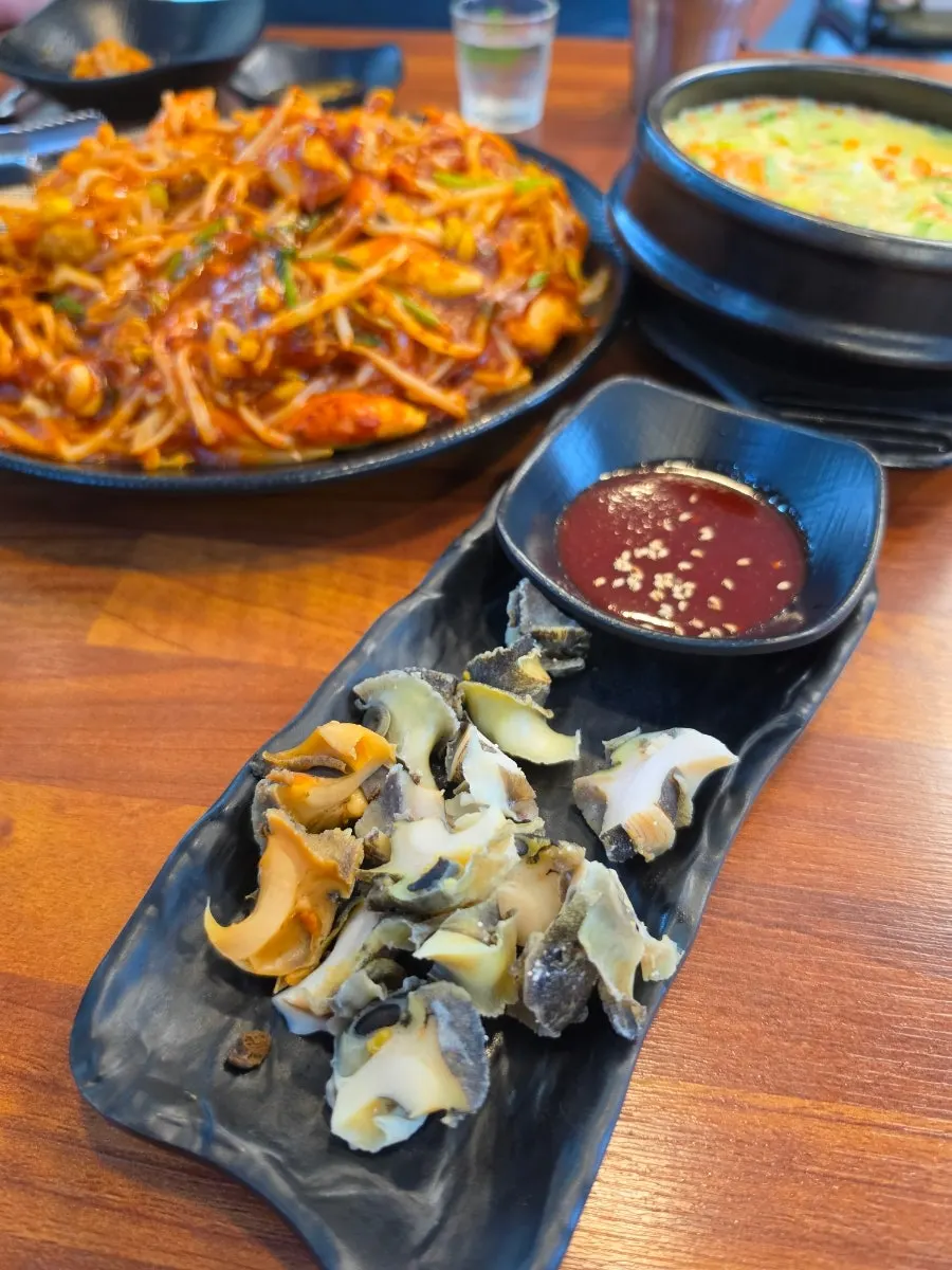 함께 주문한 소라 숙회 한 접시