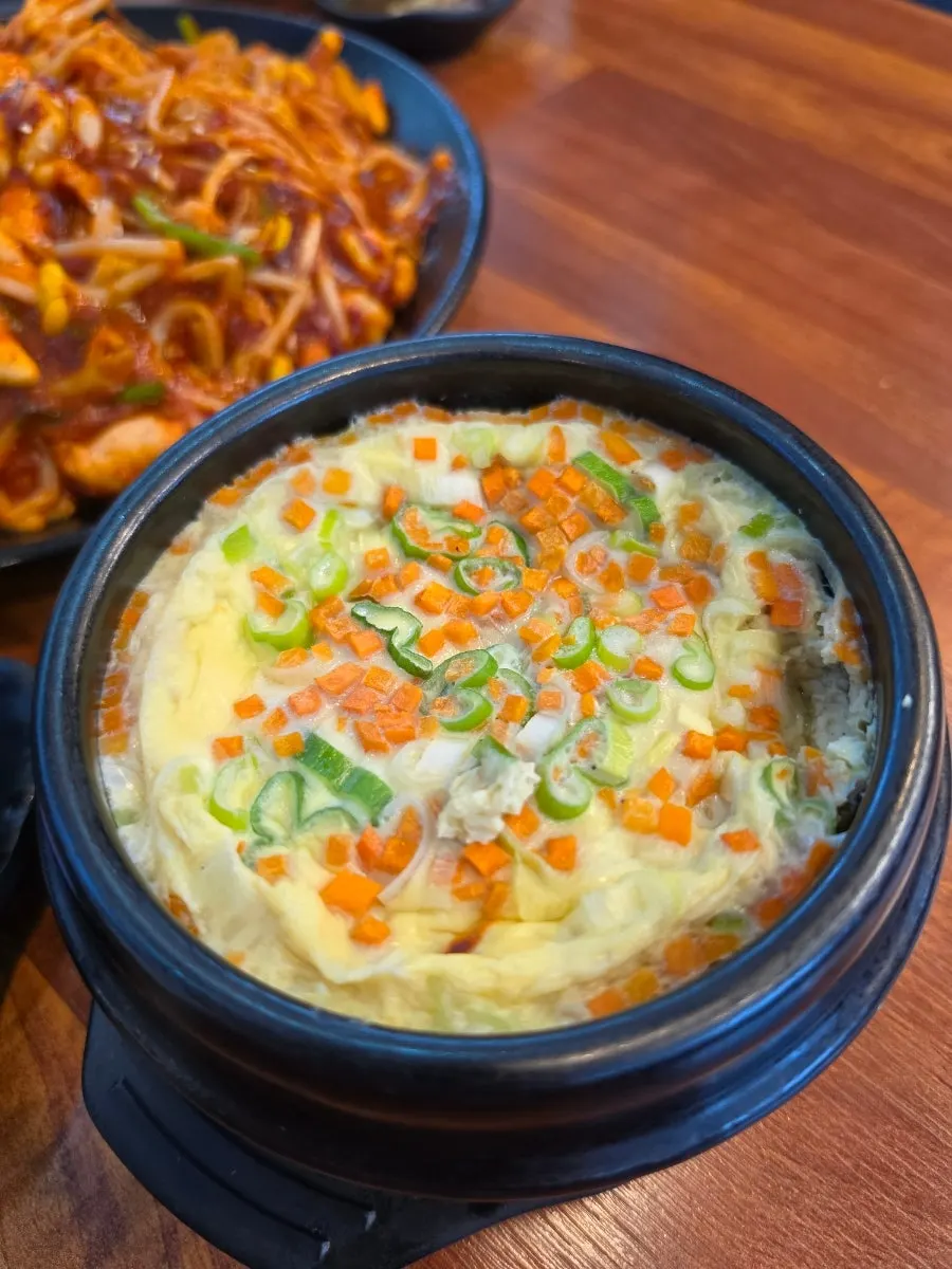 당근과 파를 올린 뚝배기 계란찜