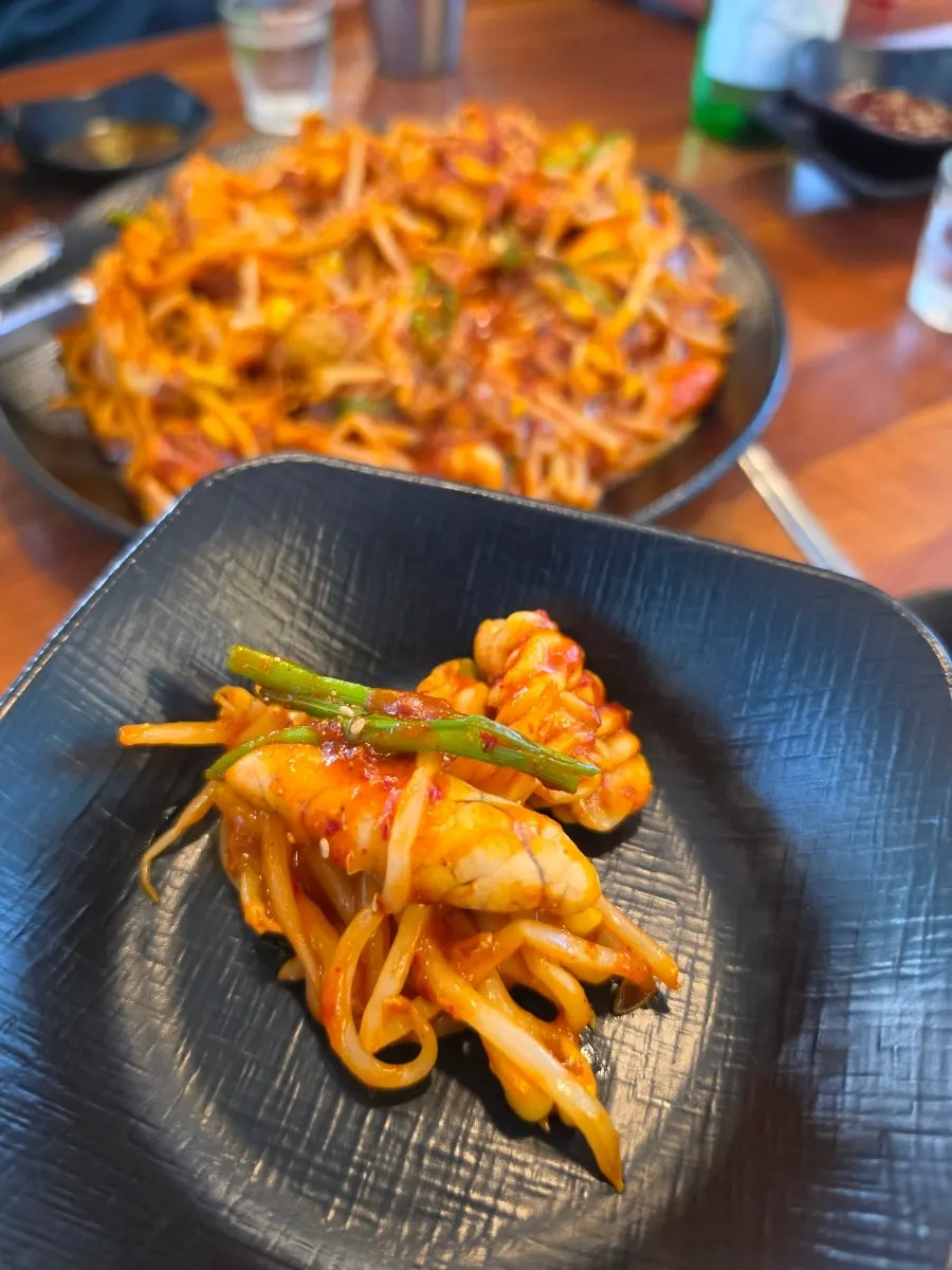 젓가락으로 집어 올린 알 건더기
