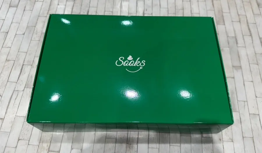 Side view of the Ssukseu Choco Pie gift set box