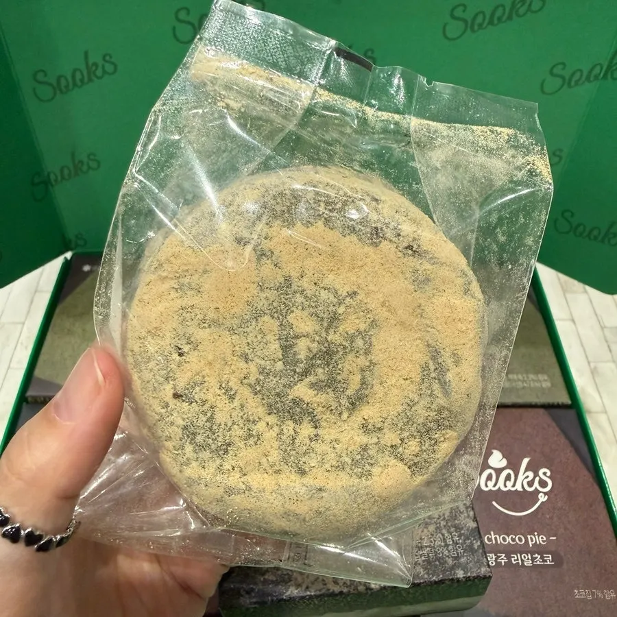 Six individually sealed choco pies