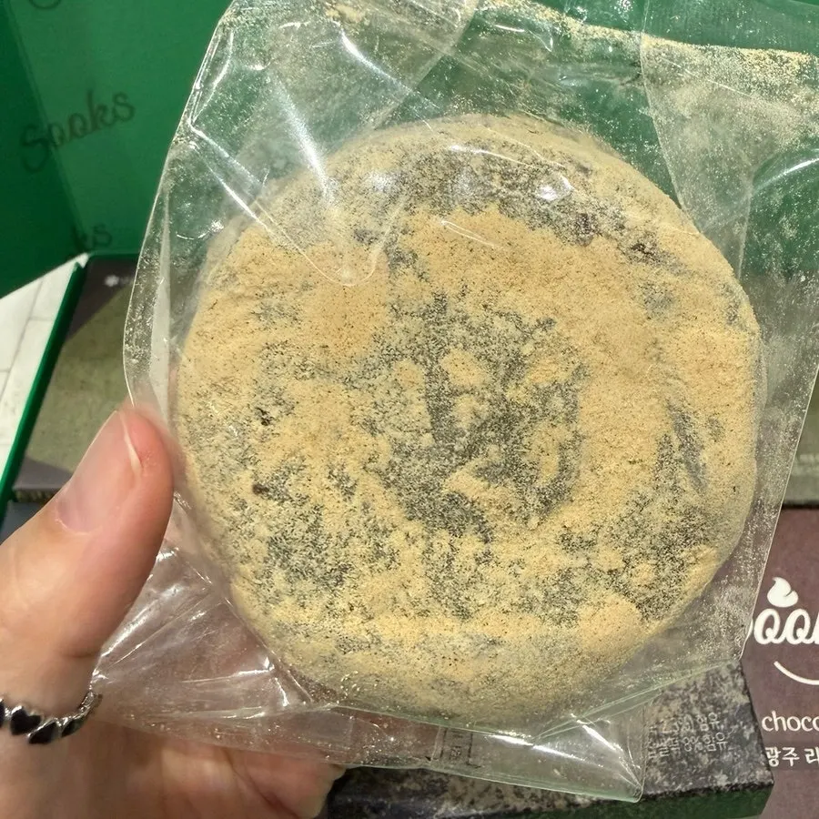 Cross-section of the sea-breeze mugwort injeolmi choco pie