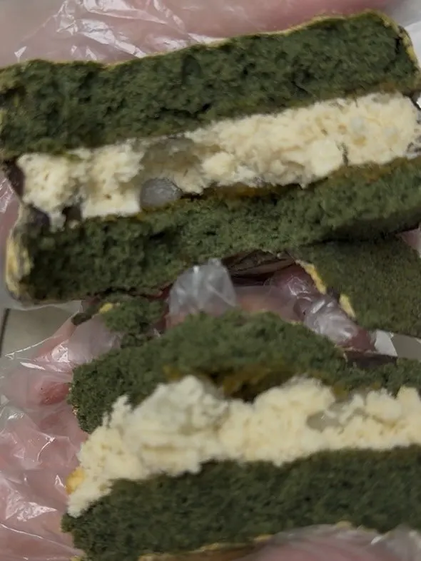Sea-breeze mugwort injeolmi choco pie with rice cake inside